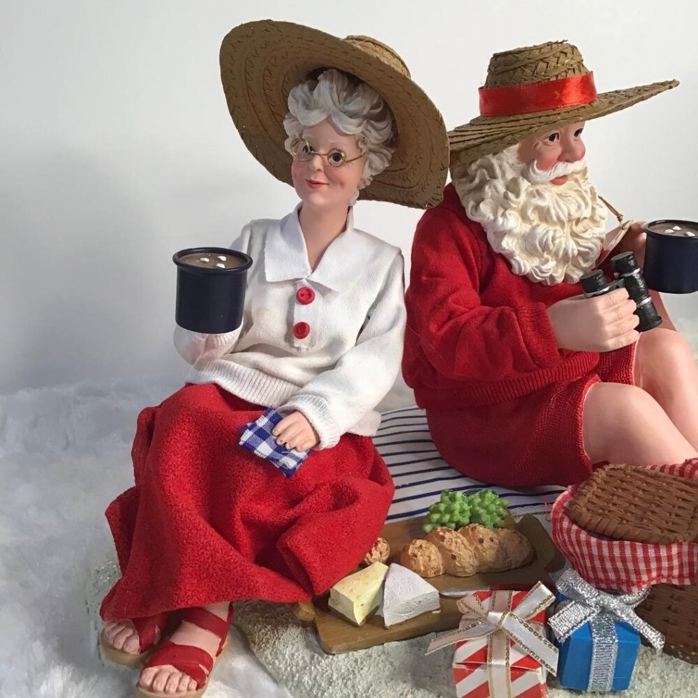 Clothtique Possible Dreams 'Life is a Picnic' 2023 Santa Figure 6012189 - NEW - Picture 2 of 11
